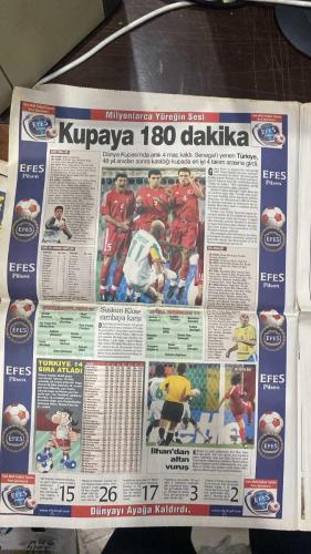 FOTOMAÇ SPOR GAZETESİ - TURKISH NEWSPAPER - DOĞUM GÜNÜ HEDİYESİ  - EKSİKSİZ TAM TAKIM GAZETE -24 HAZİRAN 2002 PAZARTESİ  İLHAN MANSIZ - ÜMİT DAVALA - RÜŞTÜ REÇBER - ALPAY ÖZALAN - BÜLENT KORKMAZ - FATİH AKYEL - ERGÜN PENBE - TUGAY KERİMOĞLU - EMRE BELÖZOĞLU - YILDIRAY BAŞTÜRK - HASAN ŞAŞ - HAKAN ŞÜKÜR - ŞENOL GÜNEŞ - EL HADJI DIOUF - BRUNO METSU - CELAL DOĞAN - ARIEL ORTEGA - GILBERTO SILVA - WASHINGTON - REVIVO - ALİ GÜNEŞ - NİHAT KAHVECİ - SİMAO - FİKRET ÜNLÜ  TÜRKİYE TARİH YAZDI: SENEGAL’İ İLHAN MANSIZ’IN ALTIN GOLÜYLE 1-0 YENEREK YARI FİNALE YÜKSELDİ - DÜNYA BASINI TÜRKİYE’Yİ MANŞETLERİNE TAŞIDI, “FUTBOLUN TANRISI” - ŞENOL GÜNEŞ: “OYUNCULARIMDAN SADECE BİRAZ DAHA GAYRET İSTİYORUM” - BREZİLYA İNGİLTERE’Yİ YENEREK YARI FİNALDE, ALMANYA ABD’Yİ ELEDİ - YARI FİNALDE RAKİBİMİZ BREZİLYA, MAÇI KİM MILTON NIELSEN YÖNETECEK - METSU: “ÇOK KALİTELİ BİR TÜRK TAKIMINA KARŞI KAYBETTİK” - DIOUF: “GALİBİYETİ HAK ETTİLER” - TÜRKİYE DÜNDYADA EN İYİ İLK 4 TAKIM ARASINDA