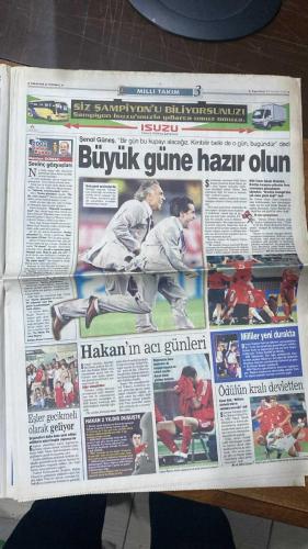 FOTOMAÇ SPOR GAZETESİ - TURKISH NEWSPAPER - DOĞUM GÜNÜ HEDİYESİ  - EKSİKSİZ TAM TAKIM GAZETE -24 HAZİRAN 2002 PAZARTESİ  İLHAN MANSIZ - ÜMİT DAVALA - RÜŞTÜ REÇBER - ALPAY ÖZALAN - BÜLENT KORKMAZ - FATİH AKYEL - ERGÜN PENBE - TUGAY KERİMOĞLU - EMRE BELÖZOĞLU - YILDIRAY BAŞTÜRK - HASAN ŞAŞ - HAKAN ŞÜKÜR - ŞENOL GÜNEŞ - EL HADJI DIOUF - BRUNO METSU - CELAL DOĞAN - ARIEL ORTEGA - GILBERTO SILVA - WASHINGTON - REVIVO - ALİ GÜNEŞ - NİHAT KAHVECİ - SİMAO - FİKRET ÜNLÜ  TÜRKİYE TARİH YAZDI: SENEGAL’İ İLHAN MANSIZ’IN ALTIN GOLÜYLE 1-0 YENEREK YARI FİNALE YÜKSELDİ - DÜNYA BASINI TÜRKİYE’Yİ MANŞETLERİNE TAŞIDI, “FUTBOLUN TANRISI” - ŞENOL GÜNEŞ: “OYUNCULARIMDAN SADECE BİRAZ DAHA GAYRET İSTİYORUM” - BREZİLYA İNGİLTERE’Yİ YENEREK YARI FİNALDE, ALMANYA ABD’Yİ ELEDİ - YARI FİNALDE RAKİBİMİZ BREZİLYA, MAÇI KİM MILTON NIELSEN YÖNETECEK - METSU: “ÇOK KALİTELİ BİR TÜRK TAKIMINA KARŞI KAYBETTİK” - DIOUF: “GALİBİYETİ HAK ETTİLER” - TÜRKİYE DÜNDYADA EN İYİ İLK 4 TAKIM ARASINDA