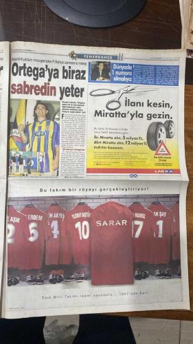 FOTOMAÇ SPOR GAZETESİ - TURKISH NEWSPAPER - DOĞUM GÜNÜ HEDİYESİ  - EKSİKSİZ TAM TAKIM GAZETE -26 HAZİRAN 2002 ÇARŞAMBA  İLHAN MANSIZ - ÜMİT DAVALA - RÜŞTÜ REÇBER - ALPAY ÖZALAN - BÜLENT KORKMAZ - FATİH AKYEL - ERGÜN PENBE - TUGAY KERİMOĞLU - EMRE BELÖZOĞLU - YILDIRAY BAŞTÜRK - HASAN ŞAŞ - HAKAN ŞÜKÜR - HAKAN ÜNSAL - ABDULLAH ERCAN - ŞENOL GÜNEŞ - OSCAR RUIZ - KIM MILTON NIELSEN - MICHAEL BALLACK - RUDI VÖLLER - HIDDINK - ARIEL ORTEGA - REVIVO - AZİZ YILDIRIM - GILBERTO SILVA - NİHAT KAHVECİ - SİMAO  TÜRKİYE TARİHİNİN EN ÖNEMLİ MAÇINA ÇIKIYOR: BREZİLYA İLE YARI FİNALDE HEDEF KUPA - ŞENOL GÜNEŞ: “BİZ DAHA İNANÇLIYIZ, KAZANMA HIRSIMIZ FARK YARATACAK” - ALPAY: “RIVALDO’YU SAHADAN SİLECEĞİM” - EMRE: “BREZİLYA’YI YENECEĞİZ, KUPA İÇİN MÜCADELE EDECEĞİZ” - RÜŞTÜ: “HALKIMIZIN İNANCI BİZE GÜÇ VERİYOR” - MİLLİLER: “SAHAYA 11 DEĞİL, 70 MİLYON OLARAK ÇIKIYORUZ” - ALMANYA GÜNEY KORE’Yİ BALLACK’IN GOLÜYLE YENEREK FİNALE ÇIKTI, RAKİBİ BREZİLYA- TÜRKİYE BREZİLYA MAÇI TAM SAYFA HABERİ