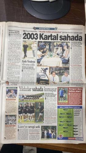 FOTOMAÇ SPOR GAZETESİ - TURKISH NEWSPAPER - DOĞUM GÜNÜ HEDİYESİ  - EKSİKSİZ TAM TAKIM GAZETE -26 HAZİRAN 2002 ÇARŞAMBA  İLHAN MANSIZ - ÜMİT DAVALA - RÜŞTÜ REÇBER - ALPAY ÖZALAN - BÜLENT KORKMAZ - FATİH AKYEL - ERGÜN PENBE - TUGAY KERİMOĞLU - EMRE BELÖZOĞLU - YILDIRAY BAŞTÜRK - HASAN ŞAŞ - HAKAN ŞÜKÜR - HAKAN ÜNSAL - ABDULLAH ERCAN - ŞENOL GÜNEŞ - OSCAR RUIZ - KIM MILTON NIELSEN - MICHAEL BALLACK - RUDI VÖLLER - HIDDINK - ARIEL ORTEGA - REVIVO - AZİZ YILDIRIM - GILBERTO SILVA - NİHAT KAHVECİ - SİMAO  TÜRKİYE TARİHİNİN EN ÖNEMLİ MAÇINA ÇIKIYOR: BREZİLYA İLE YARI FİNALDE HEDEF KUPA - ŞENOL GÜNEŞ: “BİZ DAHA İNANÇLIYIZ, KAZANMA HIRSIMIZ FARK YARATACAK” - ALPAY: “RIVALDO’YU SAHADAN SİLECEĞİM” - EMRE: “BREZİLYA’YI YENECEĞİZ, KUPA İÇİN MÜCADELE EDECEĞİZ” - RÜŞTÜ: “HALKIMIZIN İNANCI BİZE GÜÇ VERİYOR” - MİLLİLER: “SAHAYA 11 DEĞİL, 70 MİLYON OLARAK ÇIKIYORUZ” - ALMANYA GÜNEY KORE’Yİ BALLACK’IN GOLÜYLE YENEREK FİNALE ÇIKTI, RAKİBİ BREZİLYA- TÜRKİYE BREZİLYA MAÇI TAM SAYFA HABERİ