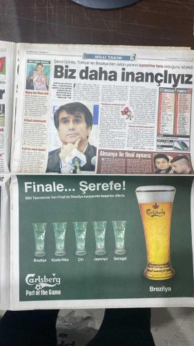 FOTOMAÇ SPOR GAZETESİ - TURKISH NEWSPAPER - DOĞUM GÜNÜ HEDİYESİ  - EKSİKSİZ TAM TAKIM GAZETE -26 HAZİRAN 2002 ÇARŞAMBA  İLHAN MANSIZ - ÜMİT DAVALA - RÜŞTÜ REÇBER - ALPAY ÖZALAN - BÜLENT KORKMAZ - FATİH AKYEL - ERGÜN PENBE - TUGAY KERİMOĞLU - EMRE BELÖZOĞLU - YILDIRAY BAŞTÜRK - HASAN ŞAŞ - HAKAN ŞÜKÜR - HAKAN ÜNSAL - ABDULLAH ERCAN - ŞENOL GÜNEŞ - OSCAR RUIZ - KIM MILTON NIELSEN - MICHAEL BALLACK - RUDI VÖLLER - HIDDINK - ARIEL ORTEGA - REVIVO - AZİZ YILDIRIM - GILBERTO SILVA - NİHAT KAHVECİ - SİMAO  TÜRKİYE TARİHİNİN EN ÖNEMLİ MAÇINA ÇIKIYOR: BREZİLYA İLE YARI FİNALDE HEDEF KUPA - ŞENOL GÜNEŞ: “BİZ DAHA İNANÇLIYIZ, KAZANMA HIRSIMIZ FARK YARATACAK” - ALPAY: “RIVALDO’YU SAHADAN SİLECEĞİM” - EMRE: “BREZİLYA’YI YENECEĞİZ, KUPA İÇİN MÜCADELE EDECEĞİZ” - RÜŞTÜ: “HALKIMIZIN İNANCI BİZE GÜÇ VERİYOR” - MİLLİLER: “SAHAYA 11 DEĞİL, 70 MİLYON OLARAK ÇIKIYORUZ” - ALMANYA GÜNEY KORE’Yİ BALLACK’IN GOLÜYLE YENEREK FİNALE ÇIKTI, RAKİBİ BREZİLYA- TÜRKİYE BREZİLYA MAÇI TAM SAYFA HABERİ