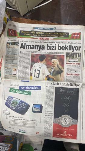 FOTOMAÇ SPOR GAZETESİ - TURKISH NEWSPAPER - DOĞUM GÜNÜ HEDİYESİ  - EKSİKSİZ TAM TAKIM GAZETE -26 HAZİRAN 2002 ÇARŞAMBA  İLHAN MANSIZ - ÜMİT DAVALA - RÜŞTÜ REÇBER - ALPAY ÖZALAN - BÜLENT KORKMAZ - FATİH AKYEL - ERGÜN PENBE - TUGAY KERİMOĞLU - EMRE BELÖZOĞLU - YILDIRAY BAŞTÜRK - HASAN ŞAŞ - HAKAN ŞÜKÜR - HAKAN ÜNSAL - ABDULLAH ERCAN - ŞENOL GÜNEŞ - OSCAR RUIZ - KIM MILTON NIELSEN - MICHAEL BALLACK - RUDI VÖLLER - HIDDINK - ARIEL ORTEGA - REVIVO - AZİZ YILDIRIM - GILBERTO SILVA - NİHAT KAHVECİ - SİMAO  TÜRKİYE TARİHİNİN EN ÖNEMLİ MAÇINA ÇIKIYOR: BREZİLYA İLE YARI FİNALDE HEDEF KUPA - ŞENOL GÜNEŞ: “BİZ DAHA İNANÇLIYIZ, KAZANMA HIRSIMIZ FARK YARATACAK” - ALPAY: “RIVALDO’YU SAHADAN SİLECEĞİM” - EMRE: “BREZİLYA’YI YENECEĞİZ, KUPA İÇİN MÜCADELE EDECEĞİZ” - RÜŞTÜ: “HALKIMIZIN İNANCI BİZE GÜÇ VERİYOR” - MİLLİLER: “SAHAYA 11 DEĞİL, 70 MİLYON OLARAK ÇIKIYORUZ” - ALMANYA GÜNEY KORE’Yİ BALLACK’IN GOLÜYLE YENEREK FİNALE ÇIKTI, RAKİBİ BREZİLYA- TÜRKİYE BREZİLYA MAÇI TAM SAYFA HABERİ
