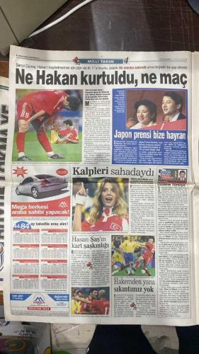 FOTOMAÇ SPOR GAZETESİ - TURKISH NEWSPAPER - DOĞUM GÜNÜ HEDİYESİ  - EKSİKSİZ TAM TAKIM GAZETE -27 HAZİRAN 2002 PERŞEMBE  İLHAN MANSIZ - ÜMİT DAVALA - RÜŞTÜ REÇBER - ALPAY ÖZALAN - BÜLENT KORKMAZ - FATİH AKYEL - ERGÜN PENBE - TUGAY KERİMOĞLU - EMRE BELÖZOĞLU - YILDIRAY BAŞTÜRK - HASAN ŞAŞ - HAKAN ŞÜKÜR - HAKAN ÜNSAL - ŞENOL GÜNEŞ - OSCAR RUIZ - KIM MILTON NIELSEN - MICHAEL BALLACK - RUDI VÖLLER - HIDDINK - ARIEL ORTEGA - REVIVO - AZİZ YILDIRIM - GILBERTO SILVA - NİHAT KAHVECİ - SİMAO - HALUK ULUSOY - LUCE (LUCECSCU) - SERGEN YALÇIN - NICULESCU  BREZİLYA’YA YENİLDİK AMA TARİHE GEÇTİK: TÜRKİYE DÜNYANIN EN İYİ 4 TAKIMINDAN BİRİ OLDU - ŞENOL GÜNEŞ: “FİNALE ÇIKAMADIK, ÖZÜR DİLİYORUZ AMA FUTBOLCULARIMLA GURUR DUYUYORUM” - HALUK ULUSOY: “TÜRKİYE BU FUTBOLCULARLA GURUR DUYMALI” - ALMANYA GÜNEY KORE’Yİ BALLACK’IN GOLÜYLE YENEREK FİNALE ÇIKTI, RAKİBİ BREZİLYA - TÜRKİYE ÜÇÜNCÜLÜK MAÇINDA GÜNEY KORE İLE KARŞILAŞACAK - TRABZON’DA ŞENOL GÜNEŞ’İN HEYKELİ DİKİLECEK, BABASININ EVİ YIKILDI - ORTEGA İSTANB