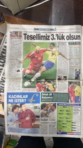 FOTOMAÇ SPOR GAZETESİ - TURKISH NEWSPAPER - DOĞUM GÜNÜ HEDİYESİ  - EKSİKSİZ TAM TAKIM GAZETE -27 HAZİRAN 2002 PERŞEMBE  İLHAN MANSIZ - ÜMİT DAVALA - RÜŞTÜ REÇBER - ALPAY ÖZALAN - BÜLENT KORKMAZ - FATİH AKYEL - ERGÜN PENBE - TUGAY KERİMOĞLU - EMRE BELÖZOĞLU - YILDIRAY BAŞTÜRK - HASAN ŞAŞ - HAKAN ŞÜKÜR - HAKAN ÜNSAL - ŞENOL GÜNEŞ - OSCAR RUIZ - KIM MILTON NIELSEN - MICHAEL BALLACK - RUDI VÖLLER - HIDDINK - ARIEL ORTEGA - REVIVO - AZİZ YILDIRIM - GILBERTO SILVA - NİHAT KAHVECİ - SİMAO - HALUK ULUSOY - LUCE (LUCECSCU) - SERGEN YALÇIN - NICULESCU  BREZİLYA’YA YENİLDİK AMA TARİHE GEÇTİK: TÜRKİYE DÜNYANIN EN İYİ 4 TAKIMINDAN BİRİ OLDU - ŞENOL GÜNEŞ: “FİNALE ÇIKAMADIK, ÖZÜR DİLİYORUZ AMA FUTBOLCULARIMLA GURUR DUYUYORUM” - HALUK ULUSOY: “TÜRKİYE BU FUTBOLCULARLA GURUR DUYMALI” - ALMANYA GÜNEY KORE’Yİ BALLACK’IN GOLÜYLE YENEREK FİNALE ÇIKTI, RAKİBİ BREZİLYA - TÜRKİYE ÜÇÜNCÜLÜK MAÇINDA GÜNEY KORE İLE KARŞILAŞACAK - TRABZON’DA ŞENOL GÜNEŞ’İN HEYKELİ DİKİLECEK, BABASININ EVİ YIKILDI - ORTEGA İSTANB