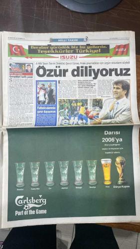 FOTOMAÇ SPOR GAZETESİ - TURKISH NEWSPAPER - DOĞUM GÜNÜ HEDİYESİ  - EKSİKSİZ TAM TAKIM GAZETE -27 HAZİRAN 2002 PERŞEMBE  İLHAN MANSIZ - ÜMİT DAVALA - RÜŞTÜ REÇBER - ALPAY ÖZALAN - BÜLENT KORKMAZ - FATİH AKYEL - ERGÜN PENBE - TUGAY KERİMOĞLU - EMRE BELÖZOĞLU - YILDIRAY BAŞTÜRK - HASAN ŞAŞ - HAKAN ŞÜKÜR - HAKAN ÜNSAL - ŞENOL GÜNEŞ - OSCAR RUIZ - KIM MILTON NIELSEN - MICHAEL BALLACK - RUDI VÖLLER - HIDDINK - ARIEL ORTEGA - REVIVO - AZİZ YILDIRIM - GILBERTO SILVA - NİHAT KAHVECİ - SİMAO - HALUK ULUSOY - LUCE (LUCECSCU) - SERGEN YALÇIN - NICULESCU  BREZİLYA’YA YENİLDİK AMA TARİHE GEÇTİK: TÜRKİYE DÜNYANIN EN İYİ 4 TAKIMINDAN BİRİ OLDU - ŞENOL GÜNEŞ: “FİNALE ÇIKAMADIK, ÖZÜR DİLİYORUZ AMA FUTBOLCULARIMLA GURUR DUYUYORUM” - HALUK ULUSOY: “TÜRKİYE BU FUTBOLCULARLA GURUR DUYMALI” - ALMANYA GÜNEY KORE’Yİ BALLACK’IN GOLÜYLE YENEREK FİNALE ÇIKTI, RAKİBİ BREZİLYA - TÜRKİYE ÜÇÜNCÜLÜK MAÇINDA GÜNEY KORE İLE KARŞILAŞACAK - TRABZON’DA ŞENOL GÜNEŞ’İN HEYKELİ DİKİLECEK, BABASININ EVİ YIKILDI - ORTEGA İSTANB