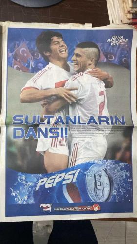 FOTOMAÇ SPOR GAZETESİ - TURKISH NEWSPAPER - DOĞUM GÜNÜ HEDİYESİ  - EKSİKSİZ TAM TAKIM GAZETE -30 HAZİRAN 2002 PAZAR  HAKAN ŞÜKÜR - İLHAN MANSIZ - ÜMİT DAVALA - RÜŞTÜ REÇBER - ALPAY ÖZALAN - BÜLENT KORKMAZ - FATİH AKYEL - ERGÜN PENBE - TUGAY KERİMOĞLU - EMRE BELÖZOĞLU - YILDIRAY BAŞTÜRK - HASAN ŞAŞ - HAKAN ÜNSAL - OKAN BURUK - ŞENOL GÜNEŞ - HALUK ULUSOY - ELVIR BALİÇ - BURAK ELMAS - FATİH TERİM - FABIO PINTO - FELIPE - AZİZ YILDIRIM - ARIEL ORTEGA - REVIVO - GILBERTO SILVA - NİHAT KAHVECİ - SİMAO  TÜRKİYE TARİH YAZDI: GÜNEY KORE’Yİ 3-2 YENEREK DÜNYA KUPASI’NDA ÜÇÜNCÜ OLDU - HAKAN ŞÜKÜR 11 SANİYEDE TARİHE GEÇTİ, KUPA TARİHİNİN EN ERKEN GOLÜNÜ ATTI - İLHAN MANSIZ İKİ GOLLE KAHRAMAN OLDU - ŞENOL GÜNEŞ: “FİNALE ÇIKAMADIK AMA FUTBOLCULARIMLA GURUR DUYUYORUM” - HALUK ULUSOY: “ARTIK BİR MARKA OLDUK, DÜNYA BİZE HAYRAN” - MİLLİLER İSTANBUL’DA MUHTEŞEM KARŞILAMA TÖRENİYLE TAKSİM’DE HALKLA BULUŞUYOR - TARKAN MİLLİ TAKIM İÇİN YAPTIĞI ŞARKIYI SAHNEDE SESLENDİRECEK -PEPSİ MİLLİ TAKIM POSTERİ