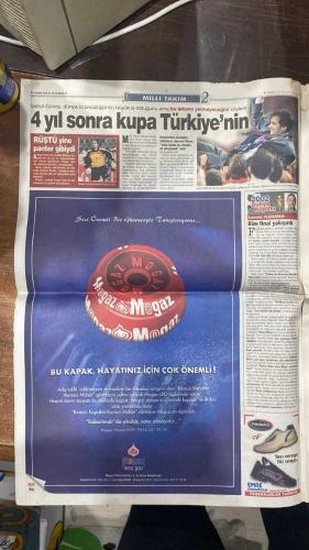 FOTOMAÇ SPOR GAZETESİ - TURKISH NEWSPAPER - DOĞUM GÜNÜ HEDİYESİ  - EKSİKSİZ TAM TAKIM GAZETE -30 HAZİRAN 2002 PAZAR  HAKAN ŞÜKÜR - İLHAN MANSIZ - ÜMİT DAVALA - RÜŞTÜ REÇBER - ALPAY ÖZALAN - BÜLENT KORKMAZ - FATİH AKYEL - ERGÜN PENBE - TUGAY KERİMOĞLU - EMRE BELÖZOĞLU - YILDIRAY BAŞTÜRK - HASAN ŞAŞ - HAKAN ÜNSAL - OKAN BURUK - ŞENOL GÜNEŞ - HALUK ULUSOY - ELVIR BALİÇ - BURAK ELMAS - FATİH TERİM - FABIO PINTO - FELIPE - AZİZ YILDIRIM - ARIEL ORTEGA - REVIVO - GILBERTO SILVA - NİHAT KAHVECİ - SİMAO  TÜRKİYE TARİH YAZDI: GÜNEY KORE’Yİ 3-2 YENEREK DÜNYA KUPASI’NDA ÜÇÜNCÜ OLDU - HAKAN ŞÜKÜR 11 SANİYEDE TARİHE GEÇTİ, KUPA TARİHİNİN EN ERKEN GOLÜNÜ ATTI - İLHAN MANSIZ İKİ GOLLE KAHRAMAN OLDU - ŞENOL GÜNEŞ: “FİNALE ÇIKAMADIK AMA FUTBOLCULARIMLA GURUR DUYUYORUM” - HALUK ULUSOY: “ARTIK BİR MARKA OLDUK, DÜNYA BİZE HAYRAN” - MİLLİLER İSTANBUL’DA MUHTEŞEM KARŞILAMA TÖRENİYLE TAKSİM’DE HALKLA BULUŞUYOR - TARKAN MİLLİ TAKIM İÇİN YAPTIĞI ŞARKIYI SAHNEDE SESLENDİRECEK -PEPSİ MİLLİ TAKIM POSTERİ