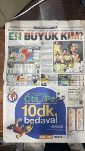 FOTOMAÇ SPOR GAZETESİ - TURKISH NEWSPAPER - DOĞUM GÜNÜ HEDİYESİ  - EKSİKSİZ TAM TAKIM GAZETE -30 HAZİRAN 2002 PAZAR  HAKAN ŞÜKÜR - İLHAN MANSIZ - ÜMİT DAVALA - RÜŞTÜ REÇBER - ALPAY ÖZALAN - BÜLENT KORKMAZ - FATİH AKYEL - ERGÜN PENBE - TUGAY KERİMOĞLU - EMRE BELÖZOĞLU - YILDIRAY BAŞTÜRK - HASAN ŞAŞ - HAKAN ÜNSAL - OKAN BURUK - ŞENOL GÜNEŞ - HALUK ULUSOY - ELVIR BALİÇ - BURAK ELMAS - FATİH TERİM - FABIO PINTO - FELIPE - AZİZ YILDIRIM - ARIEL ORTEGA - REVIVO - GILBERTO SILVA - NİHAT KAHVECİ - SİMAO  TÜRKİYE TARİH YAZDI: GÜNEY KORE’Yİ 3-2 YENEREK DÜNYA KUPASI’NDA ÜÇÜNCÜ OLDU - HAKAN ŞÜKÜR 11 SANİYEDE TARİHE GEÇTİ, KUPA TARİHİNİN EN ERKEN GOLÜNÜ ATTI - İLHAN MANSIZ İKİ GOLLE KAHRAMAN OLDU - ŞENOL GÜNEŞ: “FİNALE ÇIKAMADIK AMA FUTBOLCULARIMLA GURUR DUYUYORUM” - HALUK ULUSOY: “ARTIK BİR MARKA OLDUK, DÜNYA BİZE HAYRAN” - MİLLİLER İSTANBUL’DA MUHTEŞEM KARŞILAMA TÖRENİYLE TAKSİM’DE HALKLA BULUŞUYOR - TARKAN MİLLİ TAKIM İÇİN YAPTIĞI ŞARKIYI SAHNEDE SESLENDİRECEK -PEPSİ MİLLİ TAKIM POSTERİ