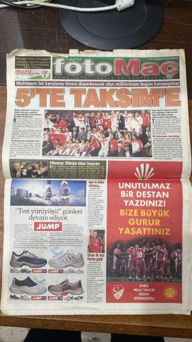 FOTOMAÇ SPOR GAZETESİ - TURKISH NEWSPAPER - DOĞUM GÜNÜ HEDİYESİ  - EKSİKSİZ TAM TAKIM GAZETE -30 HAZİRAN 2002 PAZAR  HAKAN ŞÜKÜR - İLHAN MANSIZ - ÜMİT DAVALA - RÜŞTÜ REÇBER - ALPAY ÖZALAN - BÜLENT KORKMAZ - FATİH AKYEL - ERGÜN PENBE - TUGAY KERİMOĞLU - EMRE BELÖZOĞLU - YILDIRAY BAŞTÜRK - HASAN ŞAŞ - HAKAN ÜNSAL - OKAN BURUK - ŞENOL GÜNEŞ - HALUK ULUSOY - ELVIR BALİÇ - BURAK ELMAS - FATİH TERİM - FABIO PINTO - FELIPE - AZİZ YILDIRIM - ARIEL ORTEGA - REVIVO - GILBERTO SILVA - NİHAT KAHVECİ - SİMAO  TÜRKİYE TARİH YAZDI: GÜNEY KORE’Yİ 3-2 YENEREK DÜNYA KUPASI’NDA ÜÇÜNCÜ OLDU - HAKAN ŞÜKÜR 11 SANİYEDE TARİHE GEÇTİ, KUPA TARİHİNİN EN ERKEN GOLÜNÜ ATTI - İLHAN MANSIZ İKİ GOLLE KAHRAMAN OLDU - ŞENOL GÜNEŞ: “FİNALE ÇIKAMADIK AMA FUTBOLCULARIMLA GURUR DUYUYORUM” - HALUK ULUSOY: “ARTIK BİR MARKA OLDUK, DÜNYA BİZE HAYRAN” - MİLLİLER İSTANBUL’DA MUHTEŞEM KARŞILAMA TÖRENİYLE TAKSİM’DE HALKLA BULUŞUYOR - TARKAN MİLLİ TAKIM İÇİN YAPTIĞI ŞARKIYI SAHNEDE SESLENDİRECEK -PEPSİ MİLLİ TAKIM POSTERİ
