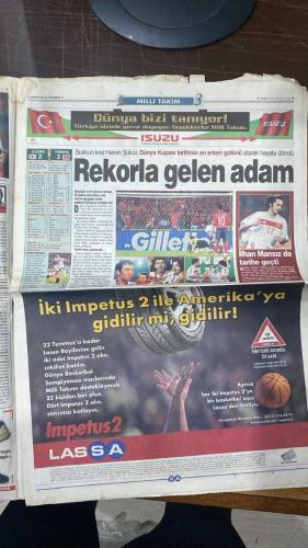 FOTOMAÇ SPOR GAZETESİ - TURKISH NEWSPAPER - DOĞUM GÜNÜ HEDİYESİ  - EKSİKSİZ TAM TAKIM GAZETE -30 HAZİRAN 2002 PAZAR  HAKAN ŞÜKÜR - İLHAN MANSIZ - ÜMİT DAVALA - RÜŞTÜ REÇBER - ALPAY ÖZALAN - BÜLENT KORKMAZ - FATİH AKYEL - ERGÜN PENBE - TUGAY KERİMOĞLU - EMRE BELÖZOĞLU - YILDIRAY BAŞTÜRK - HASAN ŞAŞ - HAKAN ÜNSAL - OKAN BURUK - ŞENOL GÜNEŞ - HALUK ULUSOY - ELVIR BALİÇ - BURAK ELMAS - FATİH TERİM - FABIO PINTO - FELIPE - AZİZ YILDIRIM - ARIEL ORTEGA - REVIVO - GILBERTO SILVA - NİHAT KAHVECİ - SİMAO  TÜRKİYE TARİH YAZDI: GÜNEY KORE’Yİ 3-2 YENEREK DÜNYA KUPASI’NDA ÜÇÜNCÜ OLDU - HAKAN ŞÜKÜR 11 SANİYEDE TARİHE GEÇTİ, KUPA TARİHİNİN EN ERKEN GOLÜNÜ ATTI - İLHAN MANSIZ İKİ GOLLE KAHRAMAN OLDU - ŞENOL GÜNEŞ: “FİNALE ÇIKAMADIK AMA FUTBOLCULARIMLA GURUR DUYUYORUM” - HALUK ULUSOY: “ARTIK BİR MARKA OLDUK, DÜNYA BİZE HAYRAN” - MİLLİLER İSTANBUL’DA MUHTEŞEM KARŞILAMA TÖRENİYLE TAKSİM’DE HALKLA BULUŞUYOR - TARKAN MİLLİ TAKIM İÇİN YAPTIĞI ŞARKIYI SAHNEDE SESLENDİRECEK -PEPSİ MİLLİ TAKIM POSTERİ