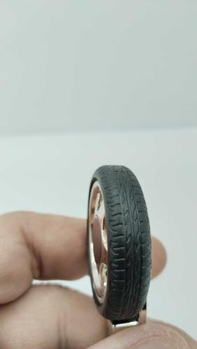 ANAHTARLIK; DÖNEBİLEN ÇELİK JANTLI OTOMOBİL LASTİĞİ FORMLU ANAHTARLIK 223