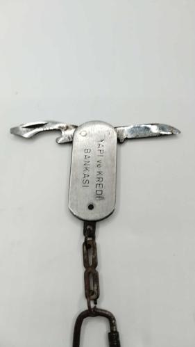 ANAHTARLIK 1970 Lİ YILLAR '' YAPI KREDİ BANKASI '' NIN MUDİLERİ İÇİN YAPTIRDIĞI PROMOSYON AÇACAKLI/ÇAKILI ANAHTARLIKTIR 332