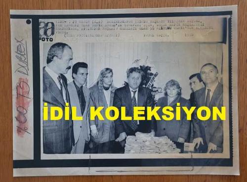 TÜRKİYE CUMHURİYETİ ESKİ SAĞLIK BAKANI YILDIRIM AKTUNA'NIN AJANS-BASIN FOTOĞRAFI (KAĞIT BASIM) - 21 x 16 cm EBADINDA - YILDIRIM AKTUNA, BAKIRKÖYSPOR BAŞKANI OLDUĞU DÖNEMDE KAN KANSERİ OLAN DERYA SÜZEL'İN TEDAVİSİ İÇİN BAŞLATTIĞI KAMPANYADA AYDINSPOR MAÇININ HASILATI OLAN 55 MİLYON LİRAYI BAĞIŞLADI. 1990. YÜCEL TAŞÇI