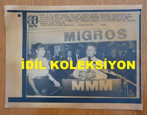 TÜRKİYE CUMHURİYETİ ESKİ SAĞLIK BAKANI YILDIRIM AKTUNA'NIN AJANS-BASIN FOTOĞRAFI (KAĞIT BASIM) - 21 x 16 cm EBADINDA - YILDIRIM AKTUNA, ATAKÖY'DE MİGROS MAĞAZASI AÇILIŞINDA KONUŞMA YAPARKEN, 1991, HASAN ÖNKAŞ