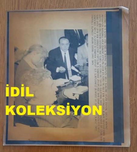 TÜRKİYE CUMHURİYETİ ESKİ SAĞLIK BAKANI YILDIRIM AKTUNA'NIN AJANS-BASIN FOTOĞRAFI (KAĞIT BASIM) - 21 x 19 cm EBADINDA - YILDIRIM AKTUNA, HALK GÜNÜ TOPLANTISINDA UĞUR KILIÇASLAN İLE BİRLİKTE, 1992 HASAN AYDIN