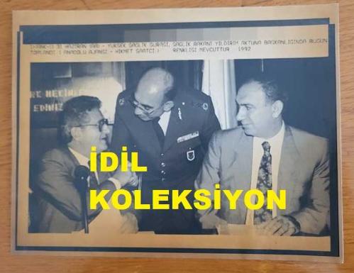TÜRKİYE CUMHURİYETİ ESKİ SAĞLIK BAKANI YILDIRIM AKTUNA'NIN AJANS-BASIN FOTOĞRAFI (KAĞIT BASIM) - 21 x 16 cm EBADINDA - YILDIRIM AKTUNA, YÜKSEK SAĞLIK ŞURASI TOPLANTISINDA BİR SUBAYLA (TÜMGENERAL) KONUŞURKEN, 1992, HİKMET SAATÇİ