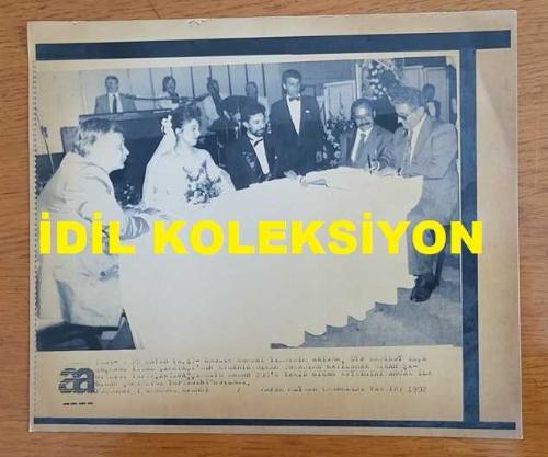 TÜRKİYE CUMHURİYETİ ESKİ SAĞLIK BAKANI YILDIRIM AKTUNA'NIN AJANS-BASIN FOTOĞRAFI (KAĞIT BASIM) - 21 x 18 cm EBADINDA - YILDIRIM AKTUNA, DYP KADIKÖY İLÇE BAŞKANI YÜCEL ÇIKRIKÇI'NIN KIZININ DÜĞÜNÜNDE NİKAH ŞAHİTLİĞİ YAPARKEN, 1992