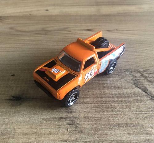 Hot Wheels / '87 Dodge D100
