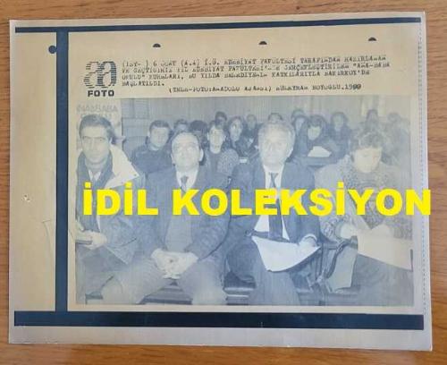 TÜRKİYE CUMHURİYETİ ESKİ SAĞLIK BAKANI YILDIRIM AKTUNA'NIN AJANS-BASIN FOTOĞRAFI (KAĞIT BASIM) - 21 x 17 cm EBADINDA - YILDIRIM AKTUNA, İSTANBUL ÜNİVERSİTESİ EDEBİYAT FAKÜLTESİ TARAFINDAN HAZIRLANAN ''ANA-BABA OKULU'' KURSLARININ AÇILIŞINDA KONUMACIYI DİNLERKEN, 1989, SÜLEYMAN BOYOĞLU