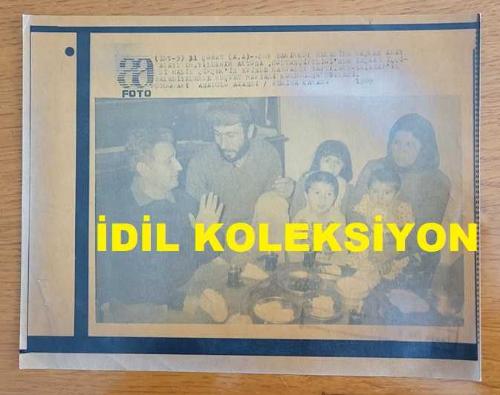 TÜRKİYE CUMHURİYETİ ESKİ SAĞLIK BAKANI YILDIRIM AKTUNA'NIN AJANS-BASIN FOTOĞRAFI (KAĞIT BASIM) - 21 x 17 cm EBADINDA - YILDIRIM AKTUNA, İNŞAAT İŞÇİSİ OLAN HALİL ŞİMŞEK'İN SULTANÇİFTLİĞİ'NDEKİ EVİNDE KAHVALTI YAPARKEN, 1989 FERİHA KARASU