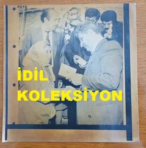 TÜRKİYE CUMHURİYETİ ESKİ SAĞLIK BAKANI YILDIRIM AKTUNA'NIN AJANS-BASIN FOTOĞRAFI (KAĞIT BASIM) - 20 x 19 cm EBADINDA - YILDIRIM AKTUNA, BİR TÖREN SIRASINDA HALKLA TOKALAŞIRKEN