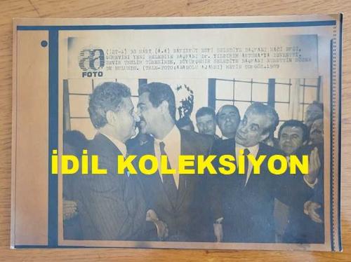 TÜRKİYE CUMHURİYETİ ESKİ SAĞLIK BAKANI YILDIRIM AKTUNA'NIN AJANS-BASIN FOTOĞRAFI (KAĞIT BASIM) - 21 x 15 cm EBADINDA - YILDIRIM AKTUNA, BAKIRKÖY ESKİ BELEDİYE BAŞKANI NACİ EKŞİ'DEN GÖREVİ DEVİR ALIRKEN, 1989, METİN TOKGÖZ