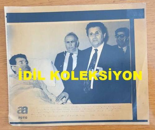 TÜRKİYE CUMHURİYETİ ESKİ SAĞLIK BAKANI YILDIRIM AKTUNA'NIN AJANS-BASIN FOTOĞRAFI (KAĞIT BASIM) - 21 x 18 cm EBADINDA - YILDIRIM AKTUNA, BİR HASTANEDE HASTA ZİYARETİ YAPARKEN