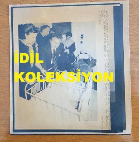 TÜRKİYE CUMHURİYETİ ESKİ SAĞLIK BAKANI YILDIRIM AKTUNA'NIN AJANS-BASIN FOTOĞRAFI (KAĞIT BASIM) - 21 x 20 cm EBADINDA - YILDIRIM AKTUNA, DOKTOR ZEKAİ TAHİR BURAK KADIN HASTANESİ'NE GELEREK TÜP BEBEK İKİZLERİNİ ZİYARET EDERKEN, 1991, SELAHATTİN YILMAZ