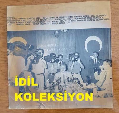 TÜRKİYE CUMHURİYETİ ESKİ SAĞLIK BAKANI YILDIRIM AKTUNA'NIN AJANS-BASIN FOTOĞRAFI (KAĞIT BASIM) - 21 x 21 cm EBADINDA - YILDIRIM AKTUNA, ÖZEL TELEVİZYON KURULUŞLARININ YÖNETİCİLERİYLE YAPTIĞI TOPLANTIDA BASIN AÇIKLAMASI YAPARKEN, 1993, KUBİLAY ÇALIKOĞLU