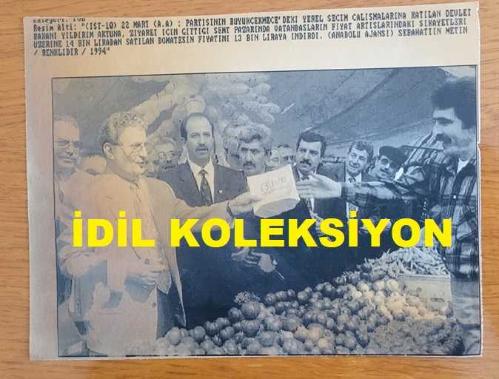 TÜRKİYE CUMHURİYETİ ESKİ SAĞLIK BAKANI YILDIRIM AKTUNA'NIN AJANS-BASIN FOTOĞRAFI (KAĞIT BASIM) - 17 x 13 cm EBADINDA - YILDIRIM AKTUNA, BÜYÜKÇEKMECE'DEKİ BİR PAZARDA DOMATES TEZGAHINDA PAZARCIYLA KONUŞURKEN, 1994, SELAHATTİN METİN