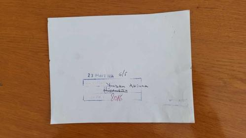 TÜRKİYE CUMHURİYETİ ESKİ SAĞLIK BAKANI YILDIRIM AKTUNA'NIN AJANS-BASIN FOTOĞRAFI (KAĞIT BASIM) - 17 x 13 cm EBADINDA - YILDIRIM AKTUNA, BÜYÜKÇEKMECE'DEKİ BİR PAZARDA DOMATES TEZGAHINDA PAZARCIYLA KONUŞURKEN, 1994, SELAHATTİN METİN