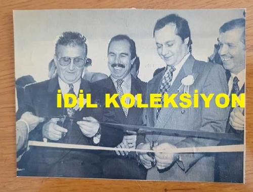 TÜRKİYE CUMHURİYETİ ESKİ SAĞLIK BAKANI YILDIRIM AKTUNA'NIN AJANS-BASIN FOTOĞRAFI (KAĞIT BASIM) - 15 x 11 cm EBADINDA - YILDIRIM AKTUNA, ÜMRANİYE ÖĞRENCİ YURDU AÇILIŞ TÖRENİNDE VALİ HAYRİ KOZAKÇIOĞLU İLE KURDELE KESERKEN, 1993