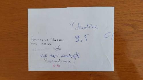 TÜRKİYE CUMHURİYETİ ESKİ SAĞLIK BAKANI YILDIRIM AKTUNA'NIN AJANS-BASIN FOTOĞRAFI (KAĞIT BASIM) - 15 x 11 cm EBADINDA - YILDIRIM AKTUNA, ÜMRANİYE ÖĞRENCİ YURDU AÇILIŞ TÖRENİNDE VALİ HAYRİ KOZAKÇIOĞLU İLE KURDELE KESERKEN, 1993