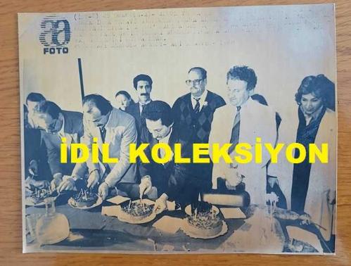 TÜRKİYE CUMHURİYETİ ESKİ SAĞLIK BAKANI YILDIRIM AKTUNA'NIN AJANS-BASIN FOTOĞRAFI (KAĞIT BASIM) - 17 x 13 cm EBADINDA - YILDIRIM AKTUNA, BİR KUTLAMA SIRASINDA PASTA KESİMİNİ İZLERKEN, 1988