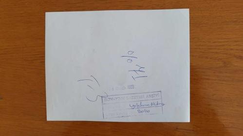 TÜRKİYE CUMHURİYETİ ESKİ SAĞLIK BAKANI YILDIRIM AKTUNA'NIN AJANS-BASIN FOTOĞRAFI (KAĞIT BASIM) - 17 x 13 cm EBADINDA - YILDIRIM AKTUNA, BİR KUTLAMA SIRASINDA PASTA KESİMİNİ İZLERKEN, 1988
