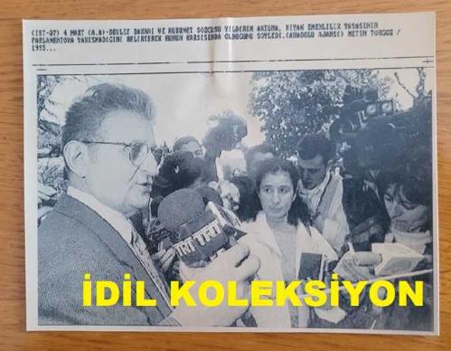 TÜRKİYE CUMHURİYETİ ESKİ SAĞLIK BAKANI YILDIRIM AKTUNA'NIN AJANS-BASIN FOTOĞRAFI (KAĞIT BASIM) - 14 x 11 cm EBADINDA - YILDIRIM AKTUNA, KIYAK EMEKLİLİK YASASININ PARLAMENTOYA YAKIŞMADIĞINI İFADE EDERKEN, 1995, METİN TOKGÖZ