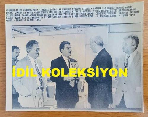 TÜRKİYE CUMHURİYETİ ESKİ SAĞLIK BAKANI YILDIRIM AKTUNA'NIN AJANS-BASIN FOTOĞRAFI (KAĞIT BASIM) - 15 x 12 cm EBADINDA - YILDIRIM AKTUNA, DEVLET BAKANI ABDULLAH AYKON DOĞAN!LA BİRLİKTE SAMSUN 19 MAYIS GAZETECİLER CEMİYETİ ZİYARETİ SIRASINDA CEMİYET BAŞKANI NECDET UZUN'LA AYNI KAREDE, 1994, YUSUF ZİYA