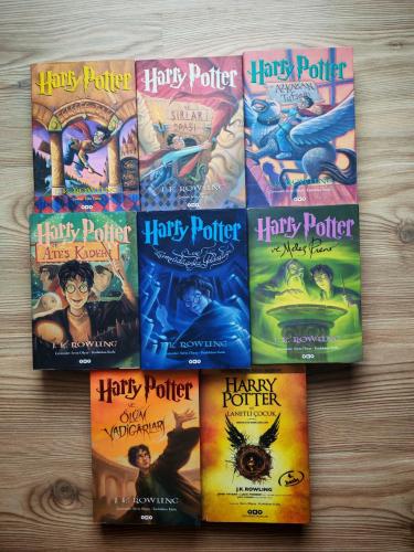 J. K. ROWLİNG KİTAPLARI - HARRY POTTER SERİSİ SETİ - 1. KİTAP HARRY POTTER VE FELSEFE TAŞI - 2. KİTAP HARRY POTTER VE SIRLAR ODASI - 3. KİTAP HARRY POTTER VE AZKABAN TUTSAĞI - 4. KİTAP HARRY POTTER VE ATEŞ KADEHİ - 5. KİTAP HARRY POTTER VE ZÜMRÜDÜANKA YOLDAŞLIĞI - 6. KİTAP HARRY POTTER VE MELEZ PRENS - 7. KİTAP HARRY POTTER VE ÖLÜM YADİGARLARI - 8. KİTAP HARRY POTTER VE LANETLİ ÇOCUK ( 8 KİTAP ) ( 1. BASIM )
