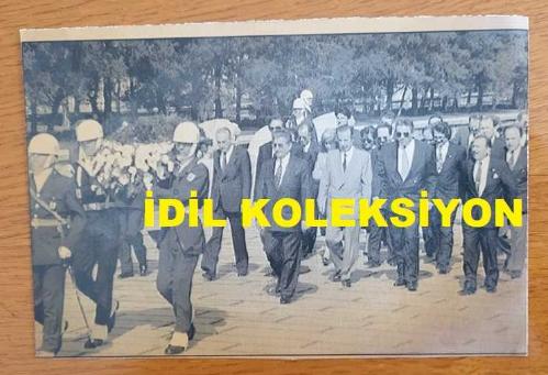 TÜRKİYE CUMHURİYETİ ESKİ SAĞLIK BAKANI YILDIRIM AKTUNA'NIN AJANS-BASIN FOTOĞRAFI (KAĞIT BASIM) - 16 x 11 cm EBADINDA - YILDIRIM AKTUNA, ANADOLU AJANSI'NIN 74. KURULUŞ YILDÖNÜMÜNDE YÜRÜRKEN, NİSAN 1994