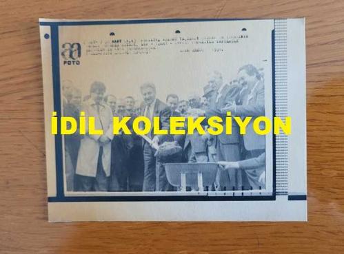 TÜRKİYE CUMHURİYETİ ESKİ SAĞLIK BAKANI YILDIRIM AKTUNA'NIN AJANS-BASIN FOTOĞRAFI (KAĞIT BASIM - KÜÇÜK BOY) - 11 x 9 cm EBADINDA - YILDIRIM AKTUNA, BİR TEMEL ATMA TÖRENİNDE İLK BETONU DÖKERKEN