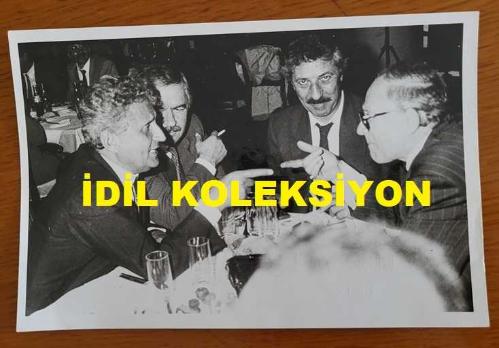 TÜRKİYE CUMHURİYETİ ESKİ SAĞLIK BAKANI YILDIRIM AKTUNA'NIN ORİJİNAL AJANS-BASIN FOTOĞRAFI - 18 x 12 cm EBADINDA - YILDIRIM AKTUNA, HAMDİ ARDALI İLE BAKIRKÖY RADYOSU KONUSUNDA TARTIŞIRKEN ÇEKİLMİŞ BİR KARE, ARALIK 1989