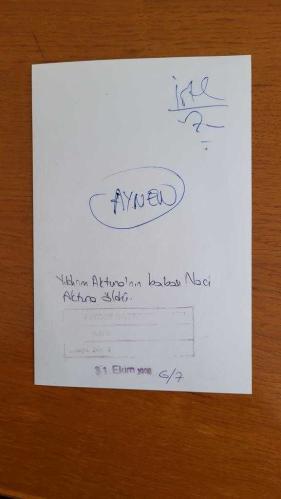 TÜRKİYE CUMHURİYETİ ESKİ SAĞLIK BAKANI YILDIRIM AKTUNA'NIN ORİJİNAL AJANS-BASIN FOTOĞRAFI - 18 x 12 cm EBADINDA - YILDIRIM AKTUNA, VEFAT EDEN BABASI TÜMGENERAL NACİ AKTUNA İÇİN GÖZYAŞI DÖKERKEN ÇEKİLMİŞ BİR KARE + NACİ AKTUNA'NIN 7,5 x 5,5 cm KAĞIT BASIM FOTOĞRAFI