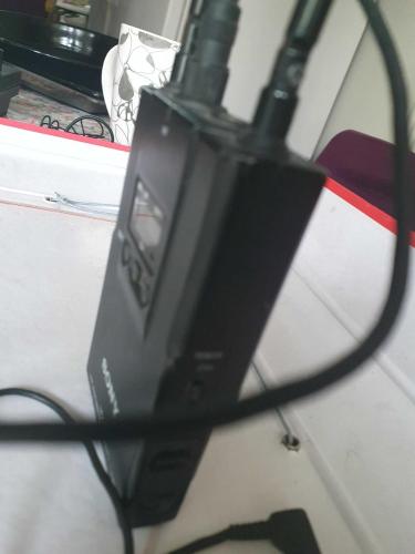 Sony telsiz aĺıcı, profesyonel ses ve video prodüksiyonlaŕında kullanılan  So y URX P2  UHF telsiz mikrofon alıcısı