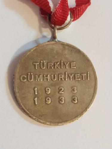 1923, 1933 10. Yıl Madalyonu. TÜRKİYE CÜMHURİYETİ 1923 1933 ONUNCU YIL HATIRASINA BASILAN VE TÖRENLERE KATILANLARA VERİLEN KOLEKSİYONLUK MADALYON..DARPHANE TARAFINDAN SADECE  200 BİN ADET BASILDIĞI İÇİN  PİYASA DA BİTMEK ÜZERE OLAN KOLEKSİYONLUK BİR ÜRÜNDÜR..    , Türkiye Cumhuriyeti 10 ncu yıl madalyonu.