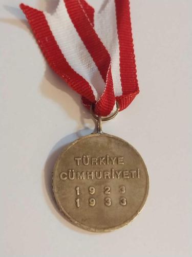 1923, 1933 10. Yıl Madalyonu. TÜRKİYE CÜMHURİYETİ 1923 1933 ONUNCU YIL HATIRASINA BASILAN VE TÖRENLERE KATILANLARA VERİLEN KOLEKSİYONLUK MADALYON..DARPHANE TARAFINDAN SADECE  200 BİN ADET BASILDIĞI İÇİN  PİYASA DA BİTMEK ÜZERE OLAN KOLEKSİYONLUK BİR ÜRÜNDÜR..    , Türkiye Cumhuriyeti 10 ncu yıl madalyonu.