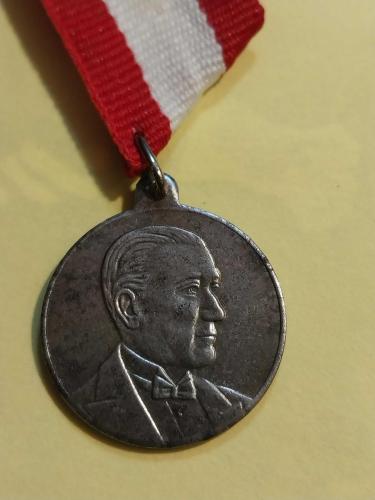 Atatürk Madalyonu,  Atatürk'ün Doğumunun 100 ncü yılı 1981 de HATIRASINA BASILAN Ayyıldızlı Atatürk Görselli MADALYON..