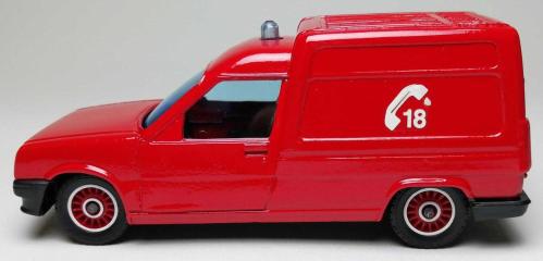 FRANSIZ SOLİDO MARKA İTFAİYE SERİSİ ''FRANSA RENAULT EXPRESS ACİL MÜDAHALE ARACI'' 1:43 ÖLÇEKLİ METAL GÖVDELİ MODEL ARABA KORUMA PAKETİNDE