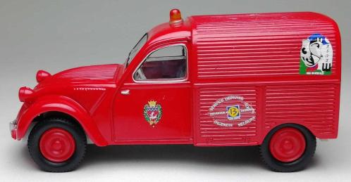 FRANSIZ SOLİDO MARKA İTFAİYE SERİSİ ''FRANSA CİTROEN 2CV CAMIONETTE'' 1:50 ÖLÇEKLİ METAL GÖVDELİ MODEL ARABA KORUMA PAKETİNDE