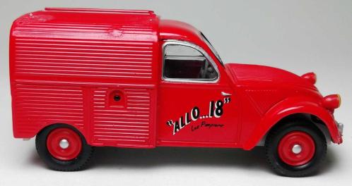 FRANSIZ SOLİDO MARKA İTFAİYE SERİSİ ''FRANSA CİTROEN 2CV CAMIONETTE ACİL MÜDAHALE ARACI'' 1:50 ÖLÇEKLİ METAL GÖVDELİ MODEL ARABA KORUMA PAKETİNDE