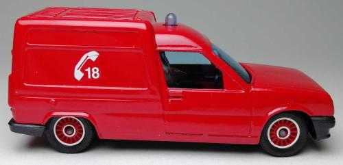 FRANSIZ SOLİDO MARKA İTFAİYE SERİSİ ''FRANSA RENAULT EXPRESS ACİL MÜDAHALE ARACI'' 1:43 ÖLÇEKLİ METAL GÖVDELİ MODEL ARABA KORUMA PAKETİNDE